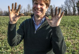 Duncan mud on hands